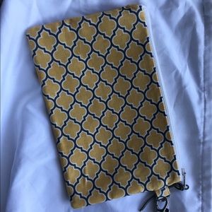 6 grey and yellow wristlets. Brand new.